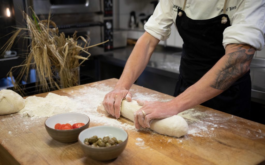 Il Plonner Dorf-Gasthof Wessling Pizza Teig kneten